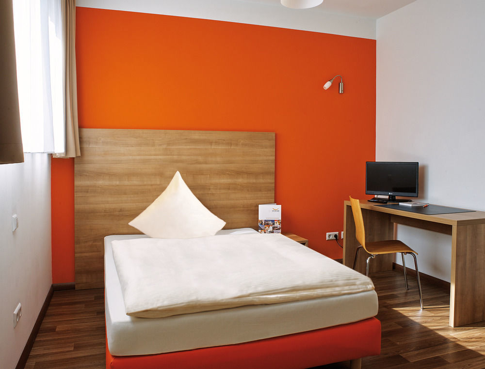 ออเรนจ์ โฮเต็ล แอนด์ อพาร์ตเมนต์ Hotel นอย-อุล์ม ภายนอก รูปภาพ