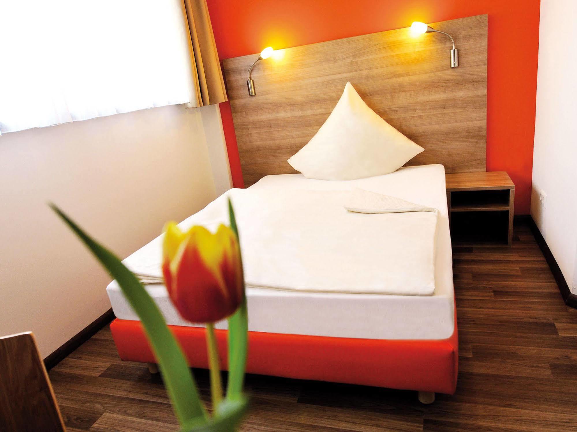 ออเรนจ์ โฮเต็ล แอนด์ อพาร์ตเมนต์ Hotel นอย-อุล์ม ภายนอก รูปภาพ